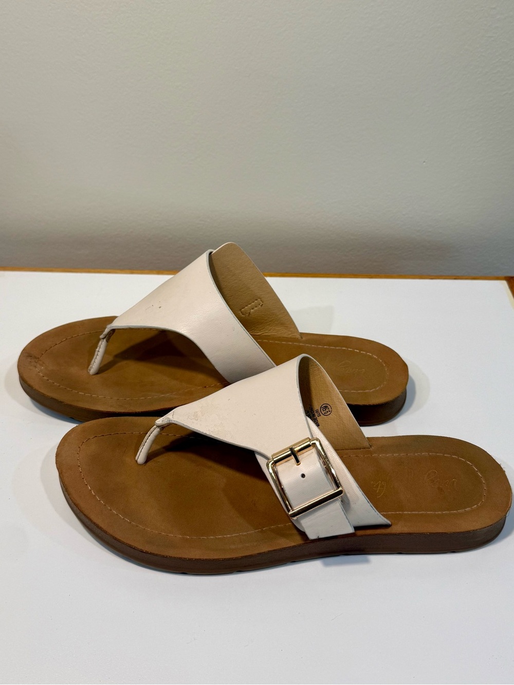 ‘Vintage 7 Eight’ White Thong Sandals Gold Buckle Women’s 9.5M